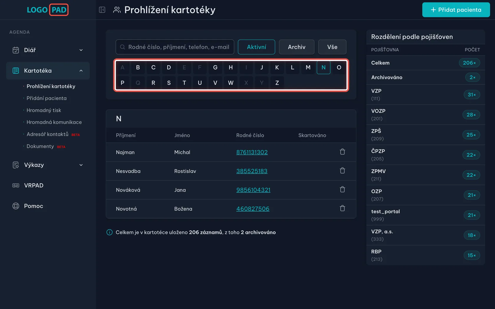 Snímek obrazovky programu LOGOPAD, krok 6 z 17: Nebo listujte podle písmene — Vymažte text z pole pro hledání a klikněte na písmeno, kterým začíná příjmení pacienta. Kliknutím na stejné písmeno…